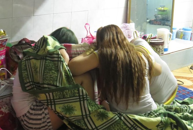Đột kích cơ sở massage, nhân viên chạy tán loạn Những nhân viên kích dục cho khách bị bắt quả tang.