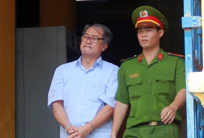 Ông Phạm Công Danh đòi có 'thư ký riêng' ở tòa Dẫn giải Phạm Công Danh sau buổi xét xử trưa nay 29/7. Ảnh: Tân Châu