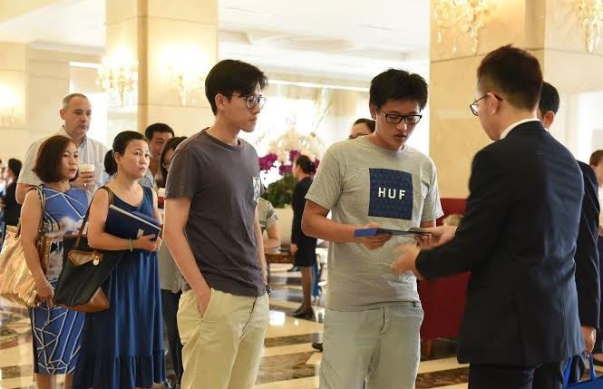 99% căn hộ cao cấp Riverpark Premier Phú Mỹ Hưng – đợt 1 đã được đặt mua Một khách hàng người nước ngoài bốc thăm chọn căn hộ.