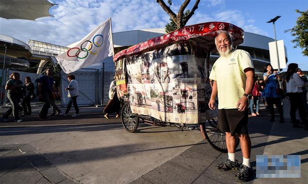 Ông lão 3 năm đạp xe từ Trung Quốc đến Brazil để dự Olympic Ông Chen và chiếc xe ba bánh đưa ông đến các sự kiện Olympic.