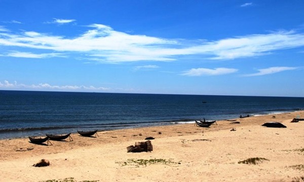 Cứu 3 ngư dân chìm thuyền giữa biển trong đêm Vùng biển Phú Diên, nơi 3 ngư dân thị trấn Thuận An (huyện Phú Vang) gặp nạn bất ngờ giữa đêm tối. Ảnh: Khánh Nguyễn