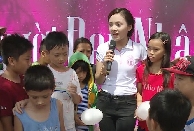 Bị Trấn Thành hỏi xoáy, người đẹp HHVN bối rối Bị Trấn Thành hỏi xoáy, người đẹp HHVN bối rối