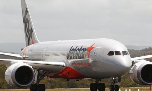 Máy bay chở 320 người hạ cánh khẩn vì trục trặc động cơ Một máy bay của hãng hàng không Jetstar Australia. Ảnh: news.com.au