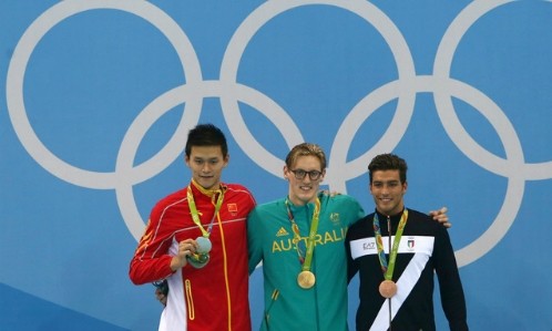Kình ngư 'thích gây sự' của Trung Quốc mất HCV Olympic Sun Yang (trái) và Mack Horton (giữa) trên bục nhận huy chương. Ảnh: Reuters.