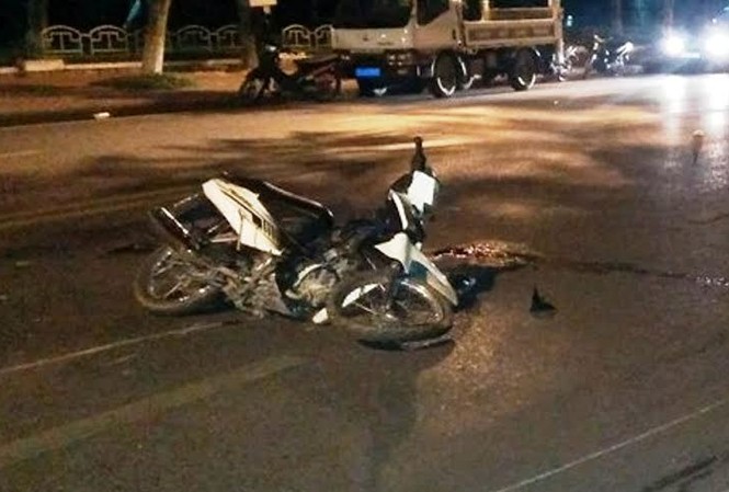 Tông xe máy trong đêm, 4 thanh niên thương vong Hiện trường vụ tai nạn xe máy nghiêm trọng trong đêm làm 4 thanh niên thương vong.