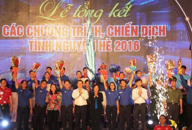 TPHCM tổng kết các chiến dịch tình nguyện Hè năm 2016 Lãnh đạo Trung ương Đoàn và Thành ủy TPHCM trao hoa chúc mừng Ban chỉ huy các chiến dịch tình nguyện đã hoàn thành nhiệm vụ.