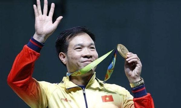 Nhà vô địch bắn súng mê hội họa Xạ thủ Hoàng Xuân Vinh.