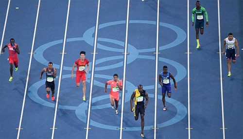 Usain Bolt hoàn tất cú 'siêu hat-trick' HCV Olympic Bolt (phải) quá mạnh trong đoạn nước rút 50 m cuối. Ảnh: Reuters