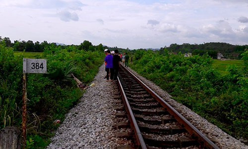 Kinh hãi phát hiện thi thể thiếu niên biến dạng bên đường sắt Hiện trường vụ tai nạn. Ảnh: Đ.H