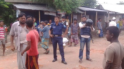 Cả làng loạn đả khi xem phim, 15 người trọng thương Hàng trăm người ở huyện Habiganj, Bangladesh xô xát sau khi xem phim. Ảnh: BBC