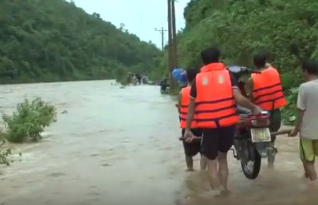 Lũ cuốn 4 ô tô trong mưa bão ở Nghệ An Một số tuyến đường liên xã ở địa bàn huyện Kỳ Sơn bị chia cắt vì mưa lũ.