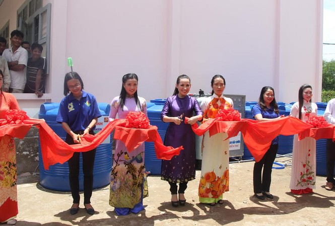 Nguồn nước sạch về với bà con xã ven biển Hiệp Thạnh Đại diện chính quyền địa phương và đơn vị thực hiện công trình nước sạch cắt băng khánh thành đưa vào sử dụng
