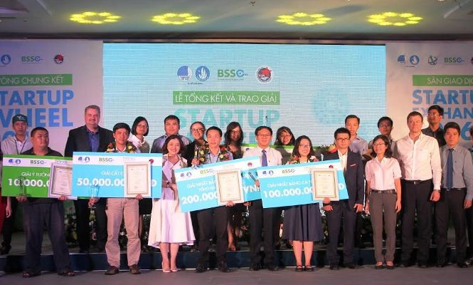 Đêm đăng quang của các dự án khởi nghiệp xuất sắc Các chủ nhân dự án khởi nghiệp tiêu biểu tham dự vòng chung kết chụp ảnh lưu niệm tại buổi tổng kết cuộc thi.