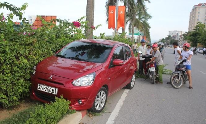Ô tô bị tông văng qua dải phân cách, 2 tài xế nhập viện Hiện trường vụ tai nạn