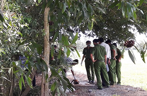 Thi thể bé 2 tuổi dưới kênh cách nhà một km Công an khám nghiệm, điều tra nguyên nhân cái chết của bé trai. Ảnh: Cửu Long
