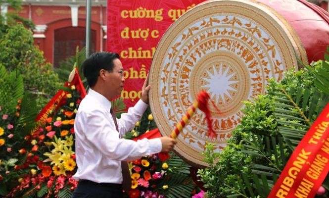 Trưởng ban Tuyên giáo T.Ư dự khai giảng năm học mới tại Huế Trưởng ban Tuyên giáo T.Ư đánh trống khai trường.