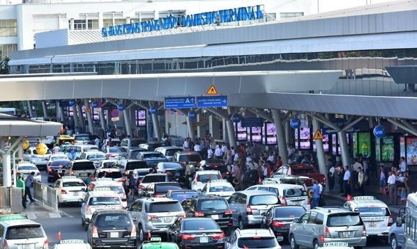 Đầu tư 30.000 tỷ xóa ùn tắc cửa ngõ Sân bay Tân Sơn Nhất Khu vực ga quốc nội Sân bay Tân Sơn Nhất luôn dày đặc xe ra vào.
