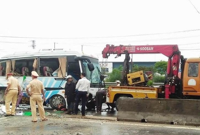 Xe khách chở 20 khách tông dải phân cách, 1 người chết Xe khách chở 20 khách tông dải phân cách, 1 người chết