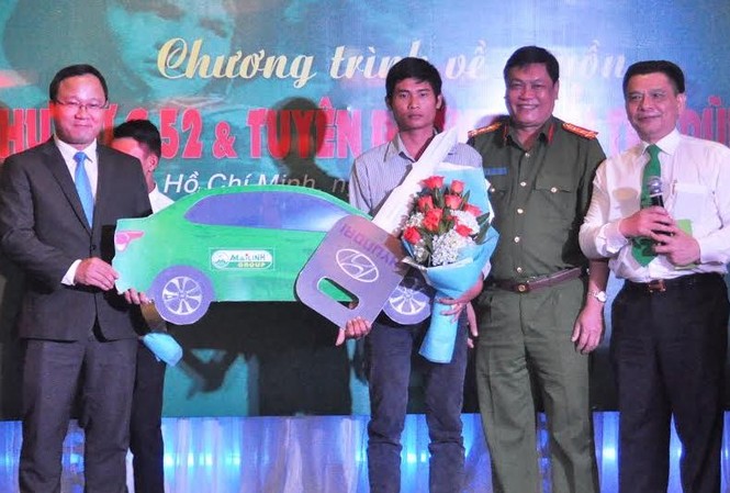 Trao xe và tiền cho tài xế cứu 30 hành khách Ông Khuất Việt Hùng, Phó Chủ tịch chuyên trách UBATGT Quốc gia cùng ông Hồ Huy, Chủ tịch Tập đoàn Mai Linh trao tặng chiếc xe taxi Huyndai i10 Sedan giá trị tương đương 450 triệu đồng cho tài xế Bắc. Ảnh Việt Văn