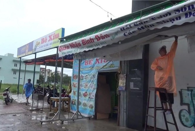 Đà Nẵng: Khẩn trương chèn chống nhà cửa, kéo tàu thuyền đi tránh bão Hàng quán ven biển che chắn mai, cửa ngõ phòng bão đổ bộ. Ảnh: T.T.
