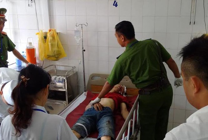 Kẻ ngáo đá, cướp hàng loạt xe lao như điên trên đường Đối tượng cướp xe đang cấp cứu tại bệnh viện. Ảnh: N. Xít.