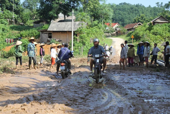 7 người mất liên lạc trong mưa lũ Nghệ An đã trở về Bùn đất phủ kín lối vào xã Châu Hội, nơi nhiều người mất tích do lũ lụt.