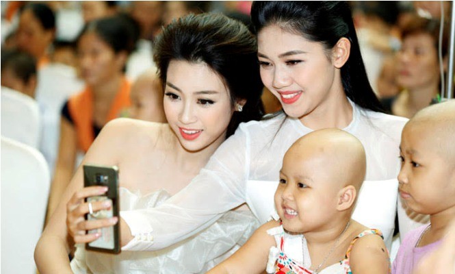 Mỹ Linh và dàn người đẹp HHVN đón Trung thu cùng bệnh nhi Hoa hậu Mỹ Linh và Á hậu Ngô Thanh Thanh Tú selfie cùng hai bé tại Viện Huyết học - Truyền máu T.Ư.