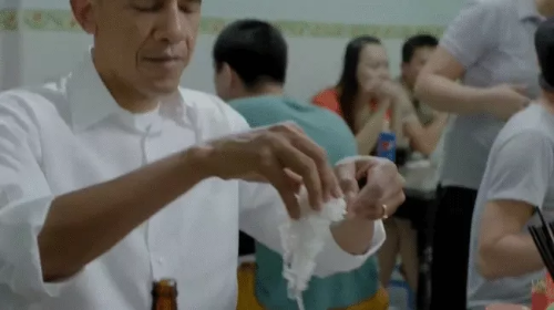 CNN phát video ông Obama thưởng thức bún chả Việt Nam Ông Obama tại quán bún chả Hương Liên.