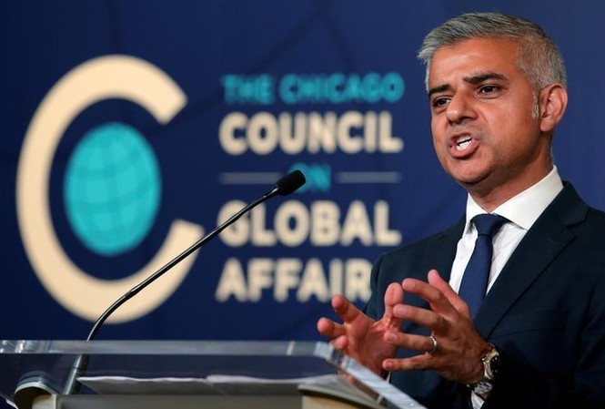 Thị trưởng Hồi giáo London ủng hộ bà Hillary, ngầm chỉ trích Trump Thị trưởng London Sadiq Khan diễn thuyết về vấn đề toàn cầu ở Chicago hôm 15/9.