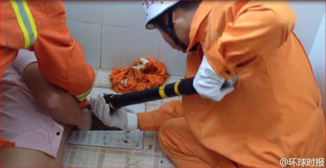 Phá bồn cầu vệ sinh giải cứu người đàn ông mắc kẹt suốt đêm Lính cứu hỏa phá bồn cầu cứu nạn nhân bị mắc kẹt trong nhà vệ sinh.