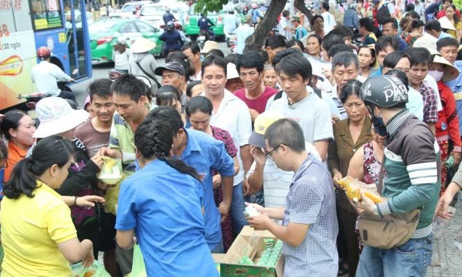 Trao tặng hơn 1.200 phần ăn trưa cho bà con nghèo tại bệnh viện Nhi đồng 1 Những tấm lòng hảo tâm trao các phần ăn trưa nghĩa tình đến người dân nghèo tại khu vực bệnh viện Nhi đồng 1