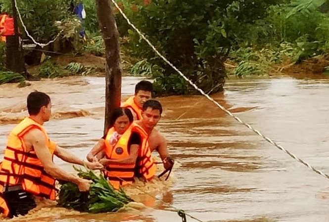 Ba giờ vật lộn trong cơn lũ dữ để giải cứu 6 người Các chiến sĩ và những người dân được giải cứu.
