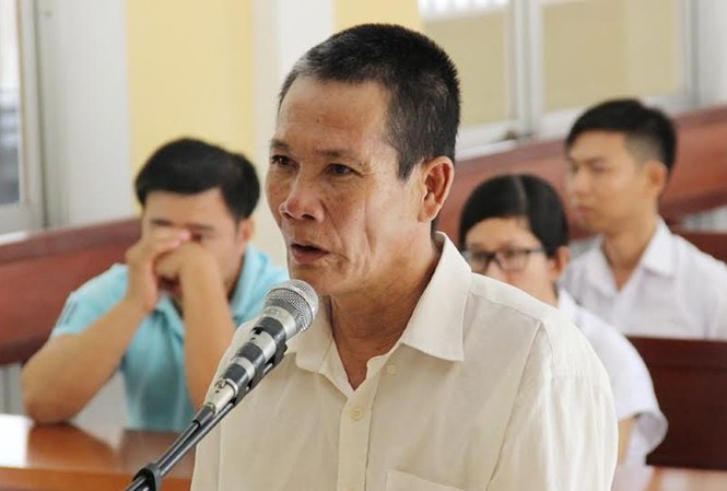Vung dao đâm chết vợ giữa tòa vì dám đòi ly hôn Vung dao đâm chết vợ giữa tòa vì dám đòi ly hôn