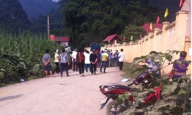 Tìm thấy phần còn lại của thi thể người đàn ông bị cắt khúc Người dân tập trung xem cơ quan chức năng khám nghiệm hiện trường