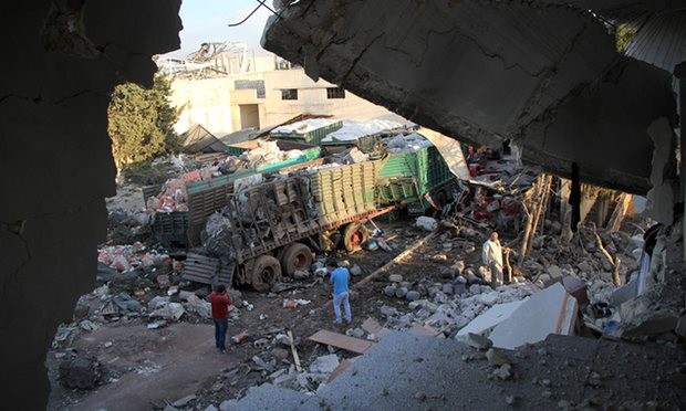 Liên Hợp Quốc đình chỉ các đoàn xe cứu trợ vào Syria Hiện trường đoàn xe tải cứu trợ của Liên Hợp Quốc bị phá hủy do không kích.