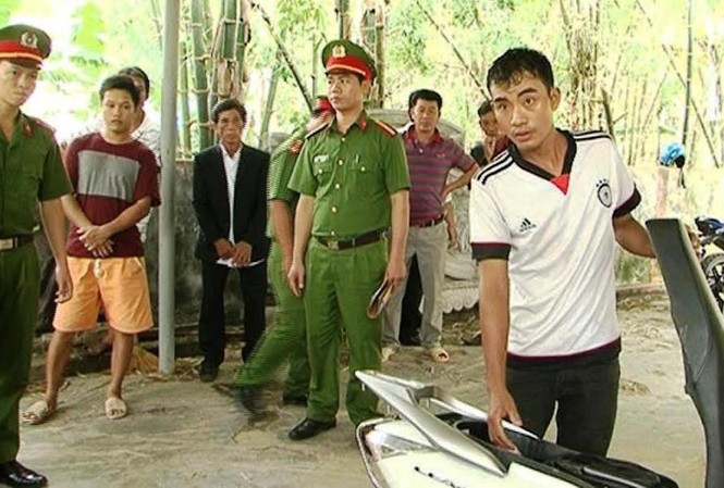 Dắt hộ xe, cuỗm luôn gần trăm triệu đồng của chủ nợ Công an dựng hiện trường, thực nghiệm vụ trộm gần 100 triệu đồng từ cốp xe gắn máy do Phan Bốn gây ra.