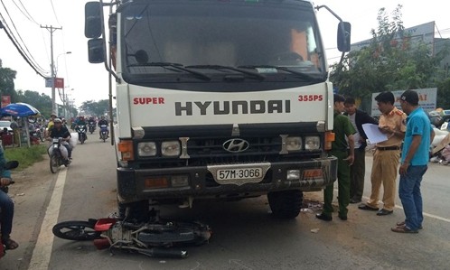 Ôtô chở thuốc lá lậu lao xuống kênh sau khi tông chết người Xe máy của nam thanh niên bị ôtô 4 chỗ chở thuốc lá lậu hất tung, văng vào đầu xe ben. Ảnh: Quốc Thắng.