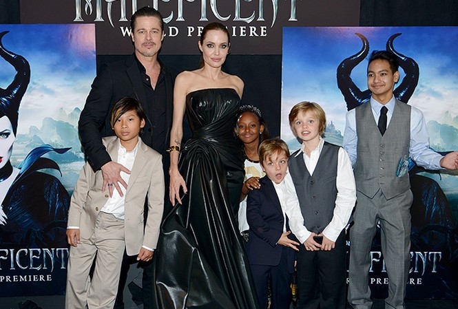 Rộ tin Brad Pitt bị điều tra vì bạo hành con Brad Pitt và Angelina Jolie với các con (từ trái sang) Pax, Zahara, Knox, Shiloh và Maddox vào năm 2014.