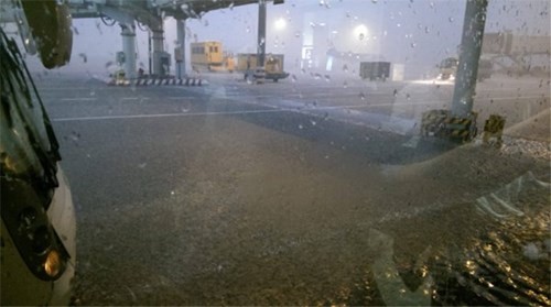 Hàng loạt chuyến bay không thể hạ cánh xuống Tân Sơn Nhất vì ngập Bên trong sân bay Tân Sơn Nhất mênh mông nước. Ảnh: VietNamNet