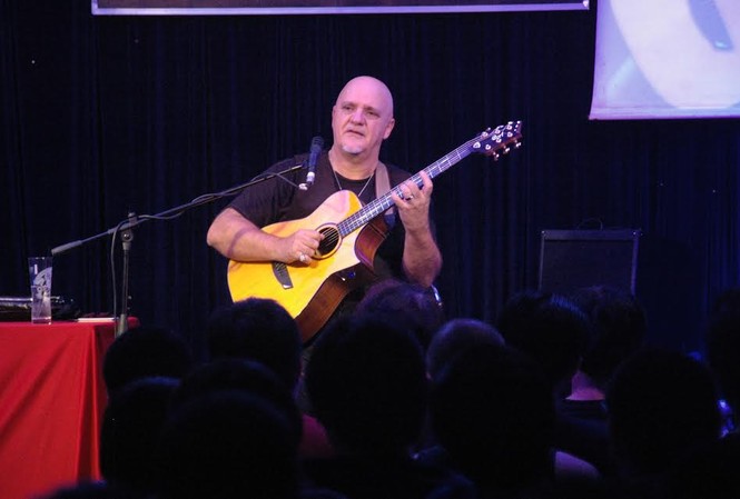 Frank Gambale tiết lộ bí quyết trở thành nghệ sĩ ghi ta siêu đẳng Nghệ sĩ ghi ta Frank Gambale.