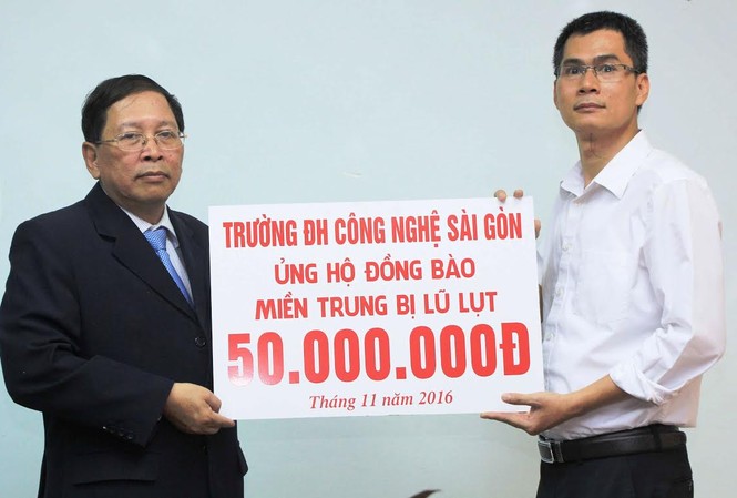Thầy cô giáo cùng hướng về miền Trung lũ lụt PGS.TS Cao Hào Thi, Hiệu trưởng trường ĐH Công nghệ Sài Gòn thay mặt nhà trường ủng hộ 50 triệu đồng. Ảnh Ngô Tùng