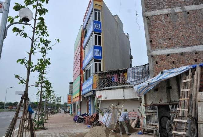 Hà Nội siết chặt trật tự đô thị trên các tuyến đường mới mở Tình trạng nhà siêu mỏng, siêu méo thường xảy ra ở các tuyến đường mới mở của Hà Nội