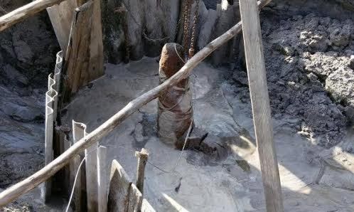 Vô hiệu hóa quả bom 300kg còn nguyên kíp nổ Quả bom được chôn sâu dưới lòng đất.