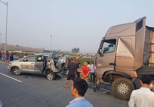 Bắt tài xế lùi xe Innova trong vụ tai nạn 10 người thương vong Tài xế xe Toyota Innova đã điều khiển xe đi lùi trên cao tốc, dẫn tới vụ tai nạn thảm khốc với xe container khiến 1o người thương vong - Ảnh: Otofun