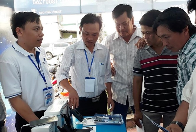 Đưa di động vệ tinh đến biển, đảo Đông đảo bà con ngư dân tìm hiểu thiết bị di động vệ tinh.