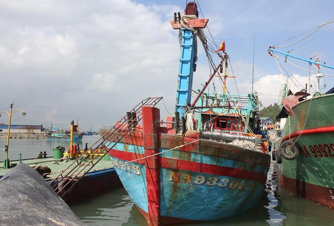 Giải cứu 18 thuyền viên gặp nạn trên biển Tàu NA 93362 TS đang được sửa chữa tại cảng Lạch Quèn.