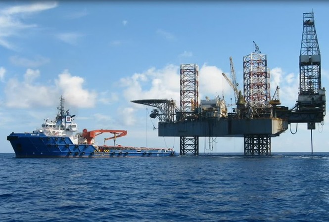 Nhọc nhằn người tìm dầu: Kỳ 2: “Cột mốc” chủ quyền giữa biển khơi Các tàu dịch vụ dầu khí và giàn khoan như những cột mốc chủ quyền giữa biển khơi và là nơi cứu giúp ngư dân gặp nạn.