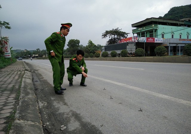 Thanh Hóa: Rải đinh 4 chân trên quốc lộ 1A để cạnh tranh làm ăn? Cơ quan chức năng dựng lại hiện trường để điều tra "đinh tặc"