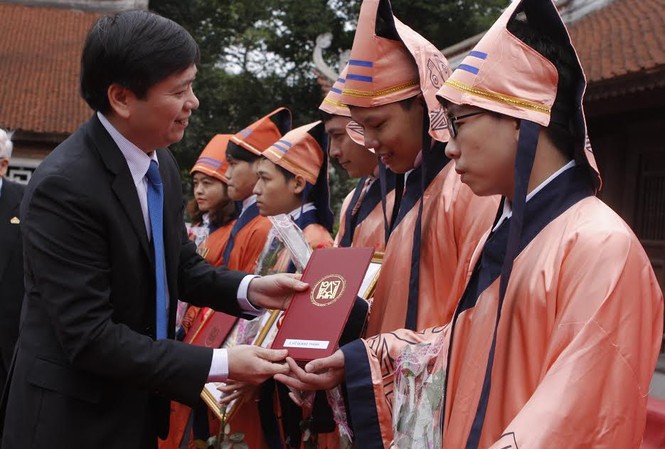 Vinh danh 58 đồ án tốt nghiệp xuất sắc nhận giải thưởng Loa Thành Bí thư T.Ư Đoàn Nguyễn Long Hải trao giải thưởng Loa Thành cho các sinh viên xuất sắc.