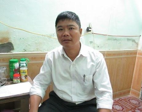 Vợ chồng giáo viên vùng cao trả lại hàng chục triệu nhặt được cho đồng nghiệp Thầy giáo Dương Quang Thành, người trả lại của rơi cho đồng nghiệp.